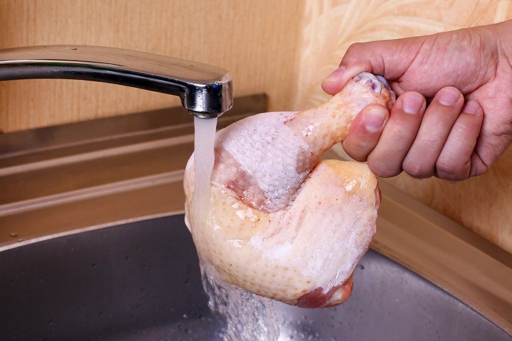 como cortar frango congelado em casa